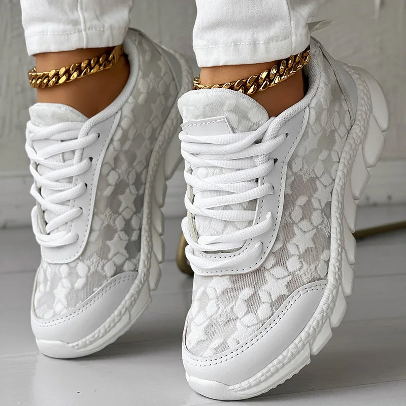 Breathable sneakers with round toes and laces
