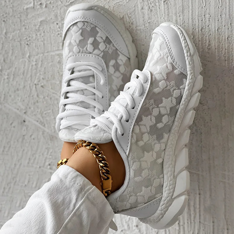 Breathable sneakers with round toes and laces