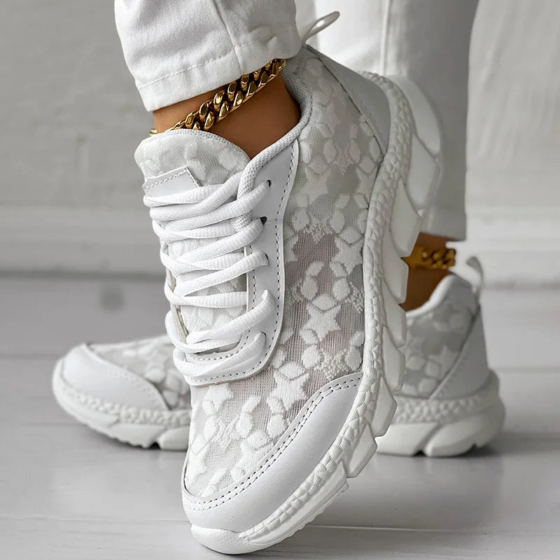 Breathable sneakers with round toes and laces