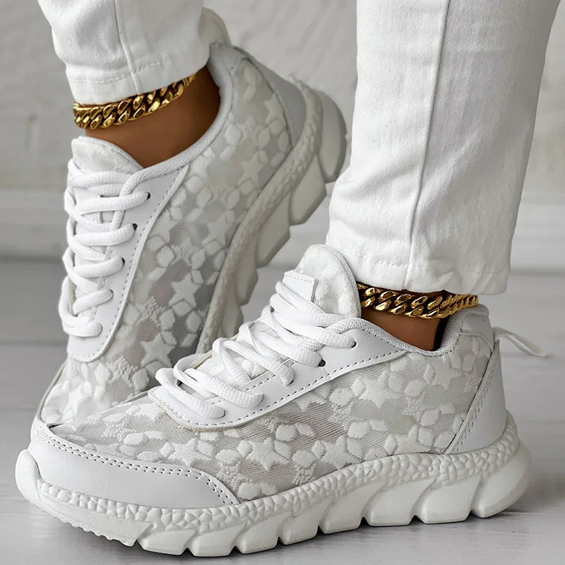 Breathable sneakers with round toes and laces