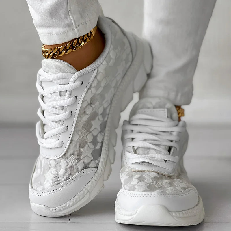 Breathable sneakers with round toes and laces