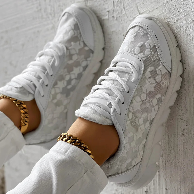 Breathable sneakers with round toes and laces