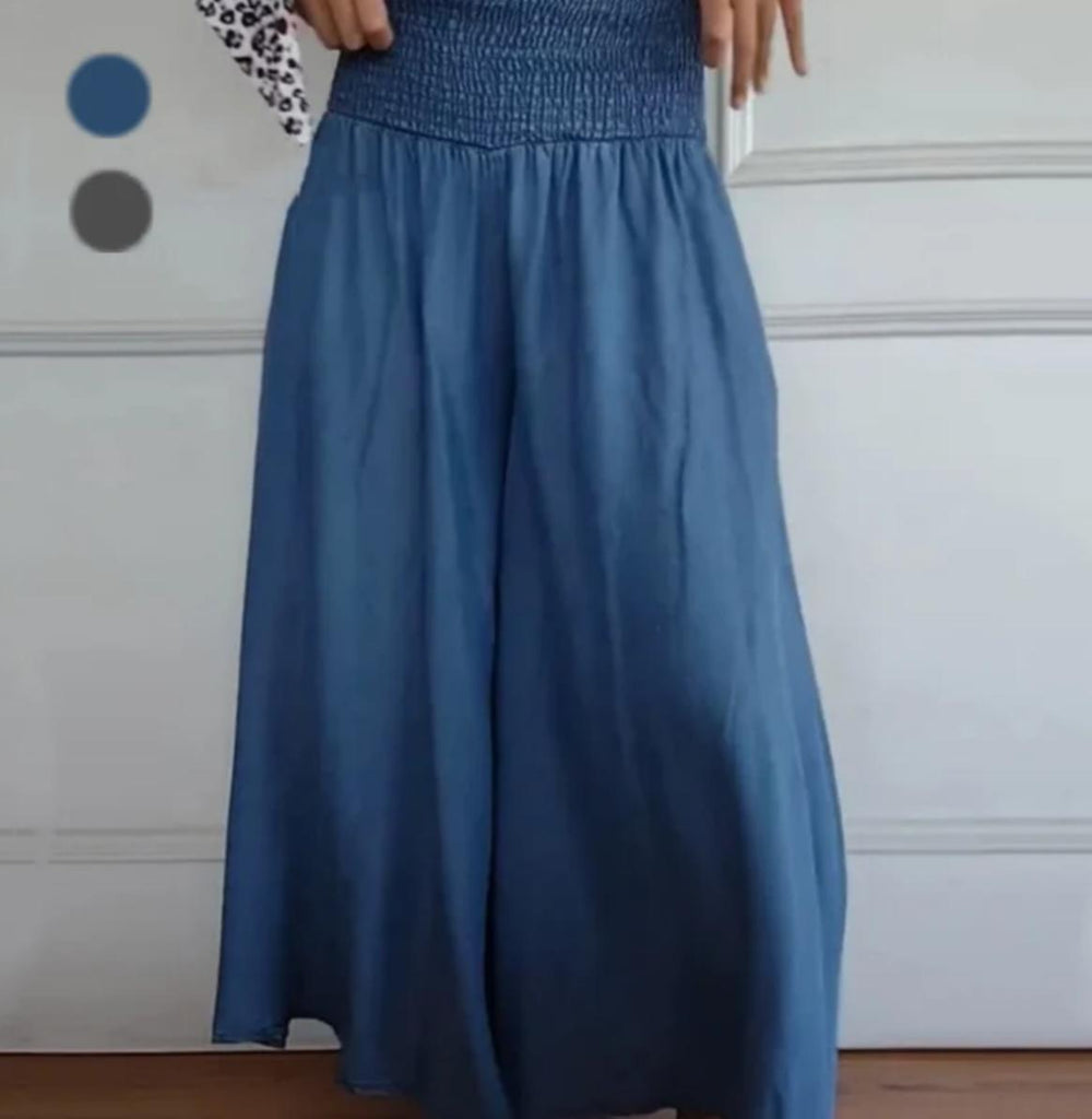 Women's fashionable wide-legged jeans with a high waist and pockets