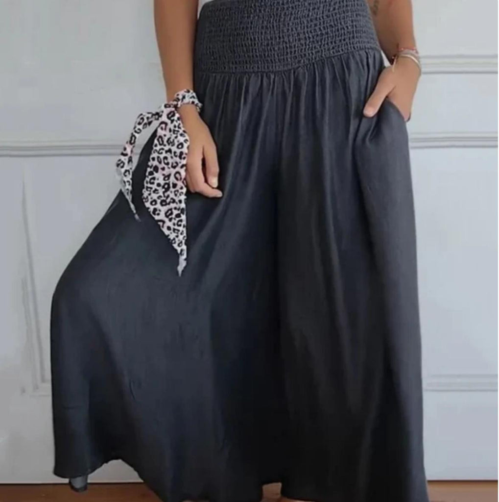 Women's fashionable wide-legged jeans with a high waist and pockets