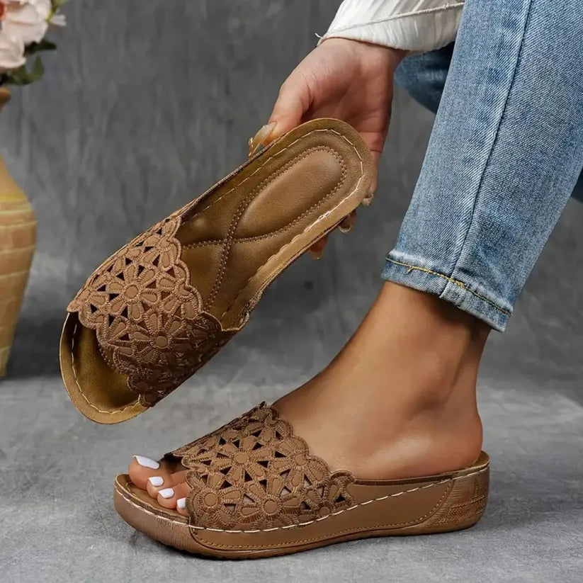 Breathable open-toe slippers for women, with soft cushioning