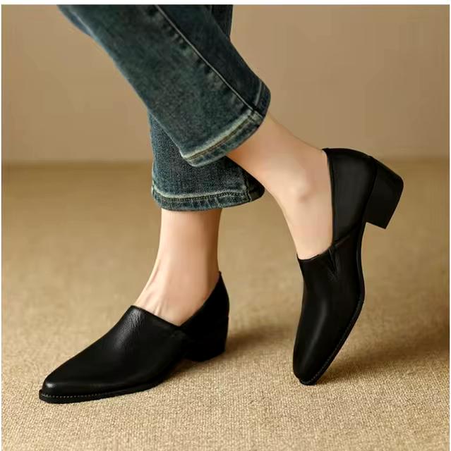 Women’s Retro Pointed Toe Chunky Heel Pumps