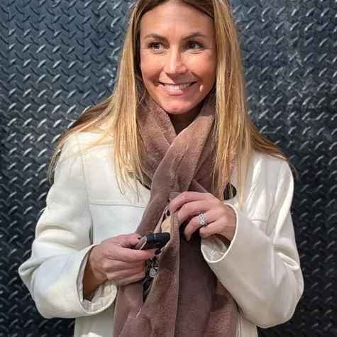 Women’s Hidden-Pocket Faux-Fur Pull-Through Scarf