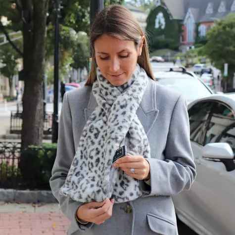 Women’s Hidden-Pocket Faux-Fur Pull-Through Scarf