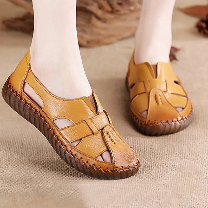 Women's flat sandals in soft natural leather